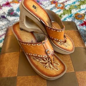 Maurices Tooled Thong Slide In Hollow Wood Wedge Sandals Size 9